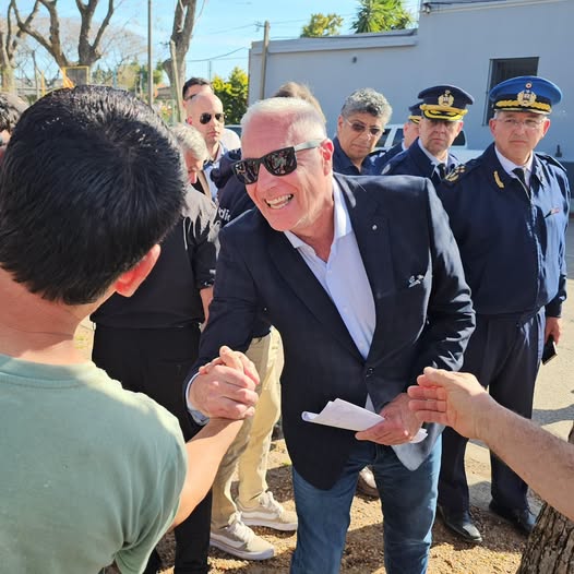 CARA A CARA CON EL MINISTRO, VECINOS DE SALTO LE EXIGIERON MÁS SEGURIDAD
