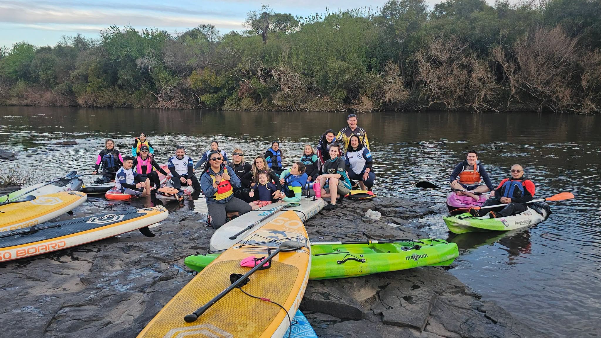 EcoVida Aventura llegó al río Daymán para disfrutar de una jornada de deporte y naturaleza