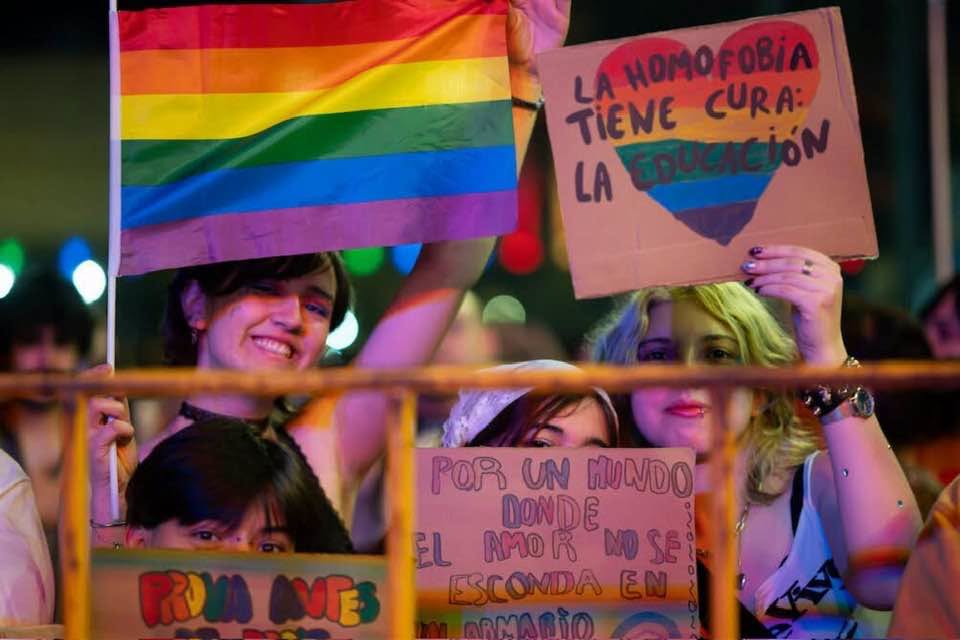 Miles de personas marcharon bajo la consigna «Vivir con dignidad, existir con orgullo»
